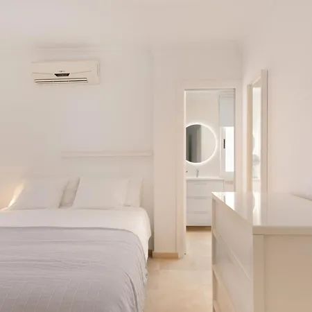 Willa Private Candelaria